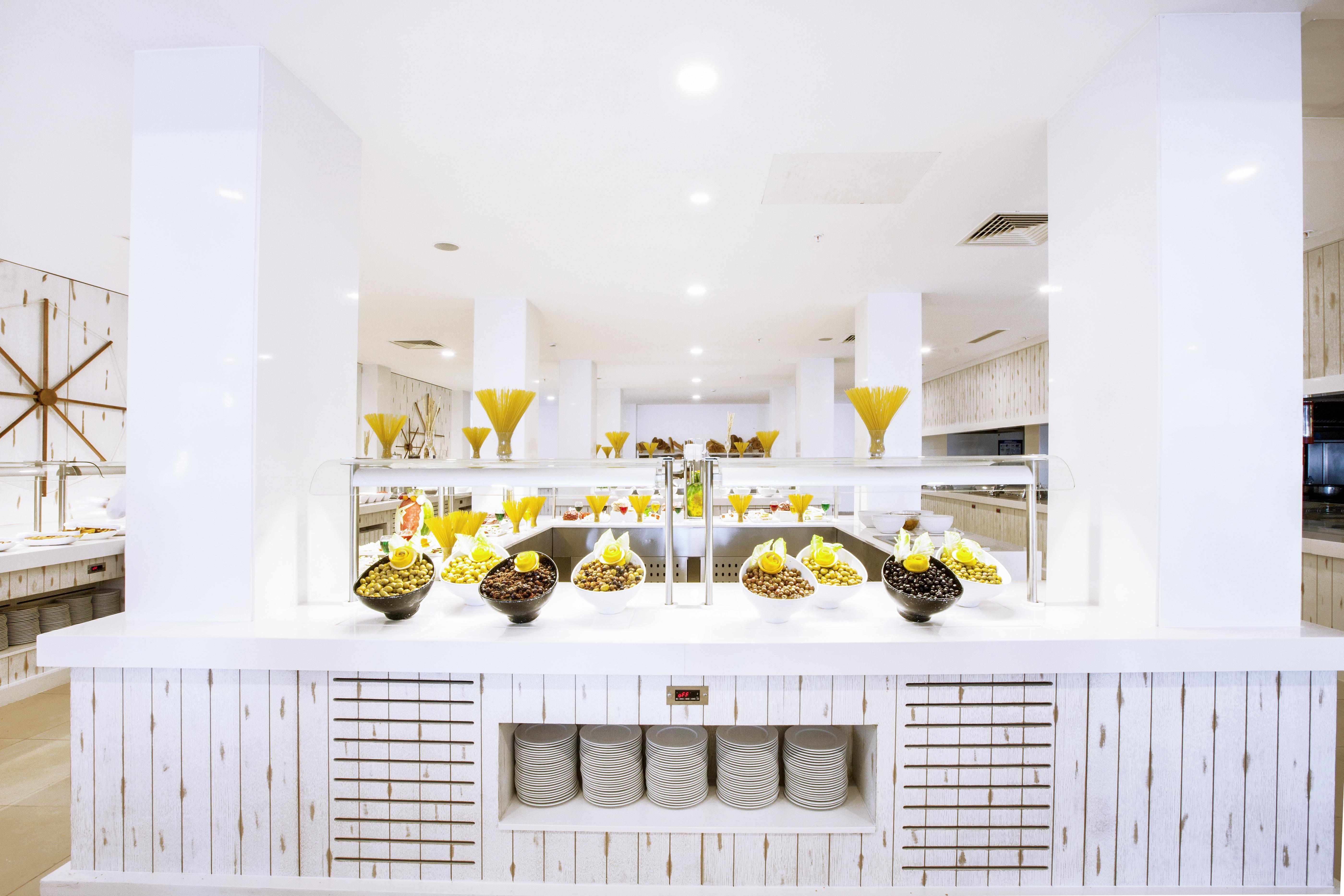 Labranda TMT Bodrum Exterior foto The buffet at the restaurant
