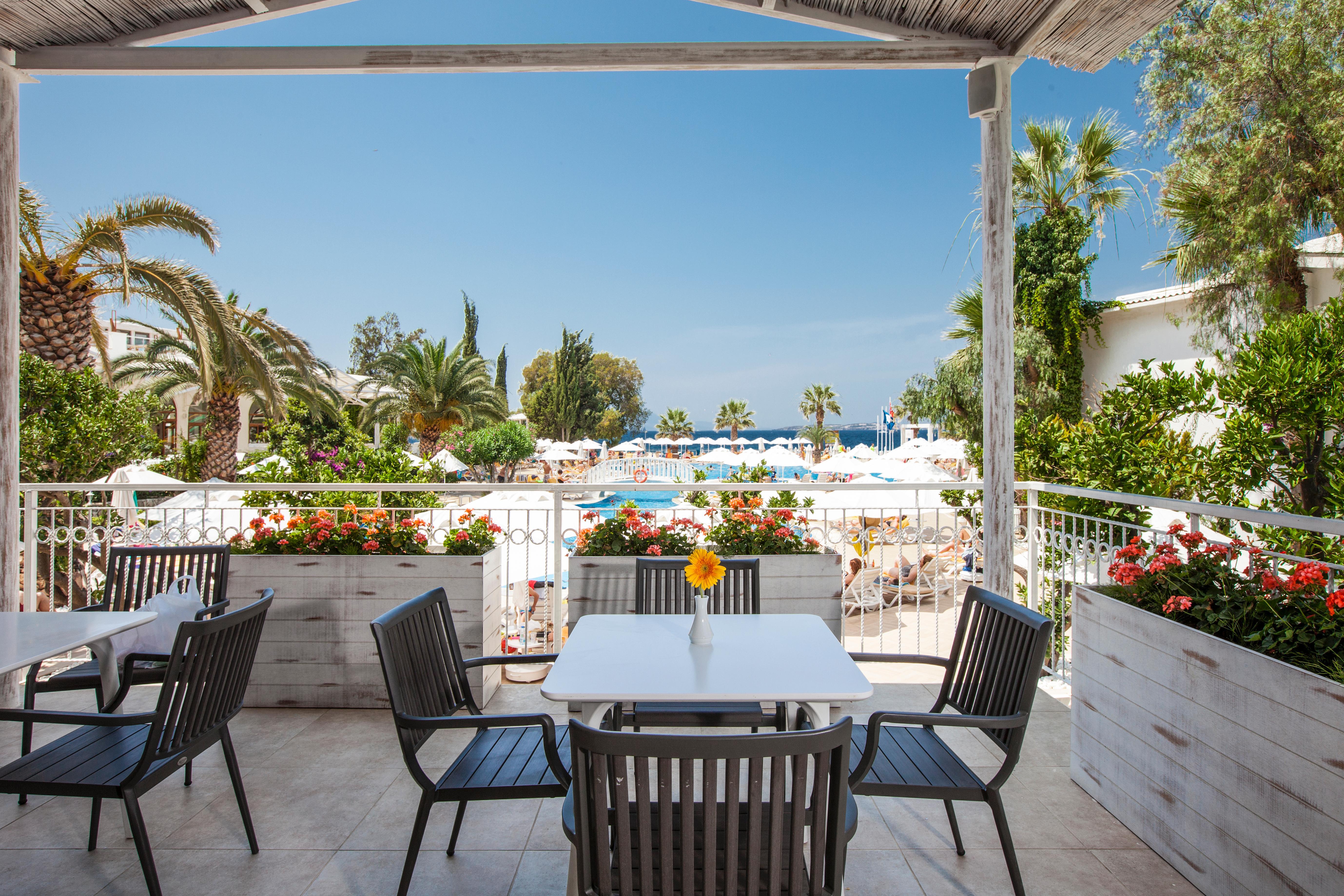 Labranda TMT Bodrum Exterior foto The pool at the hotel