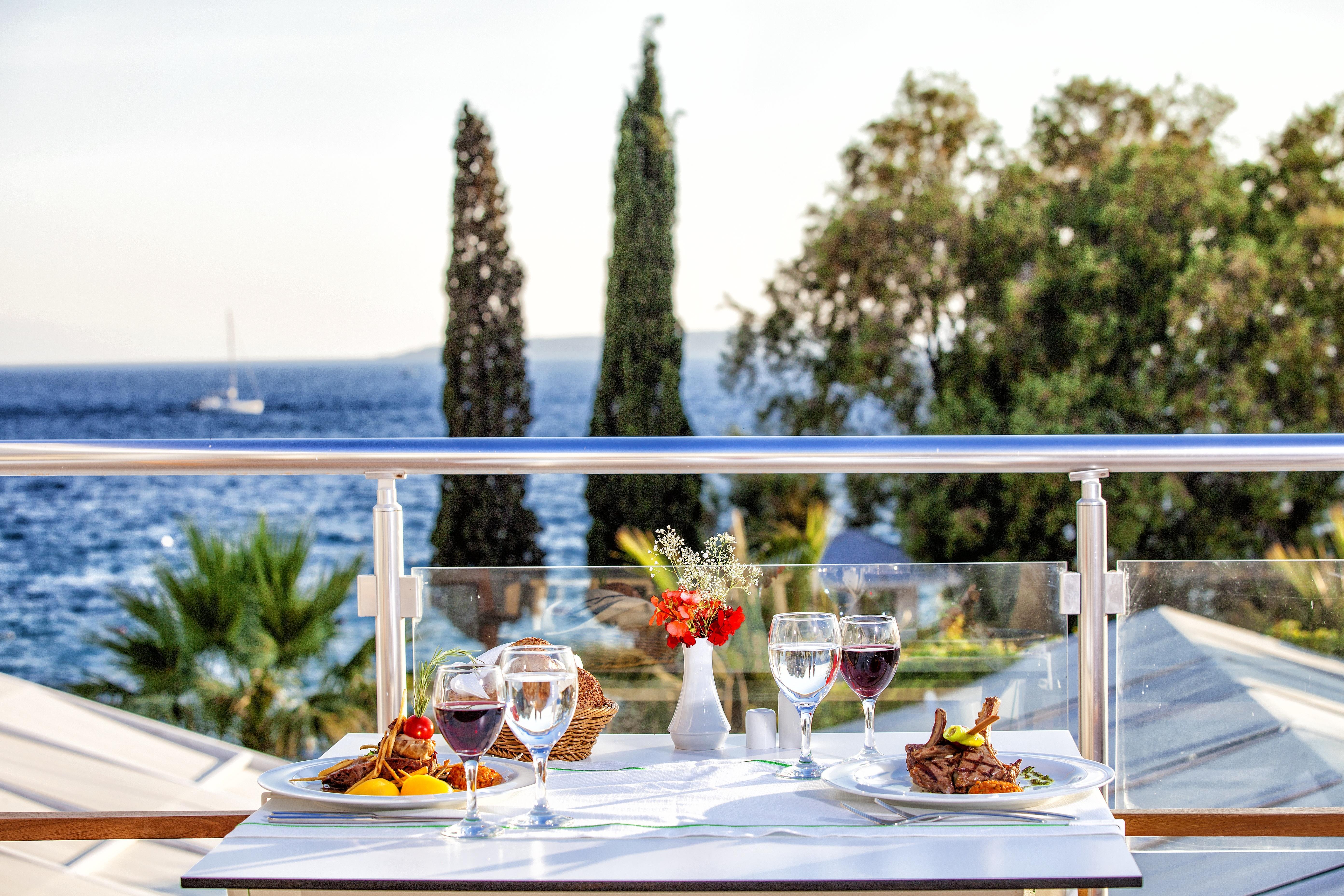 Labranda TMT Bodrum Exterior foto A typical table at a Greek restaurant