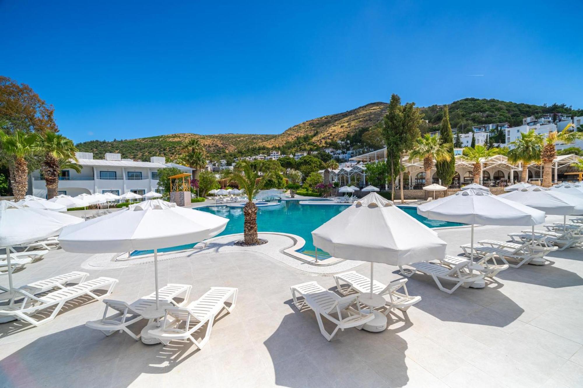 Labranda TMT Bodrum Exterior foto The resort's main pool