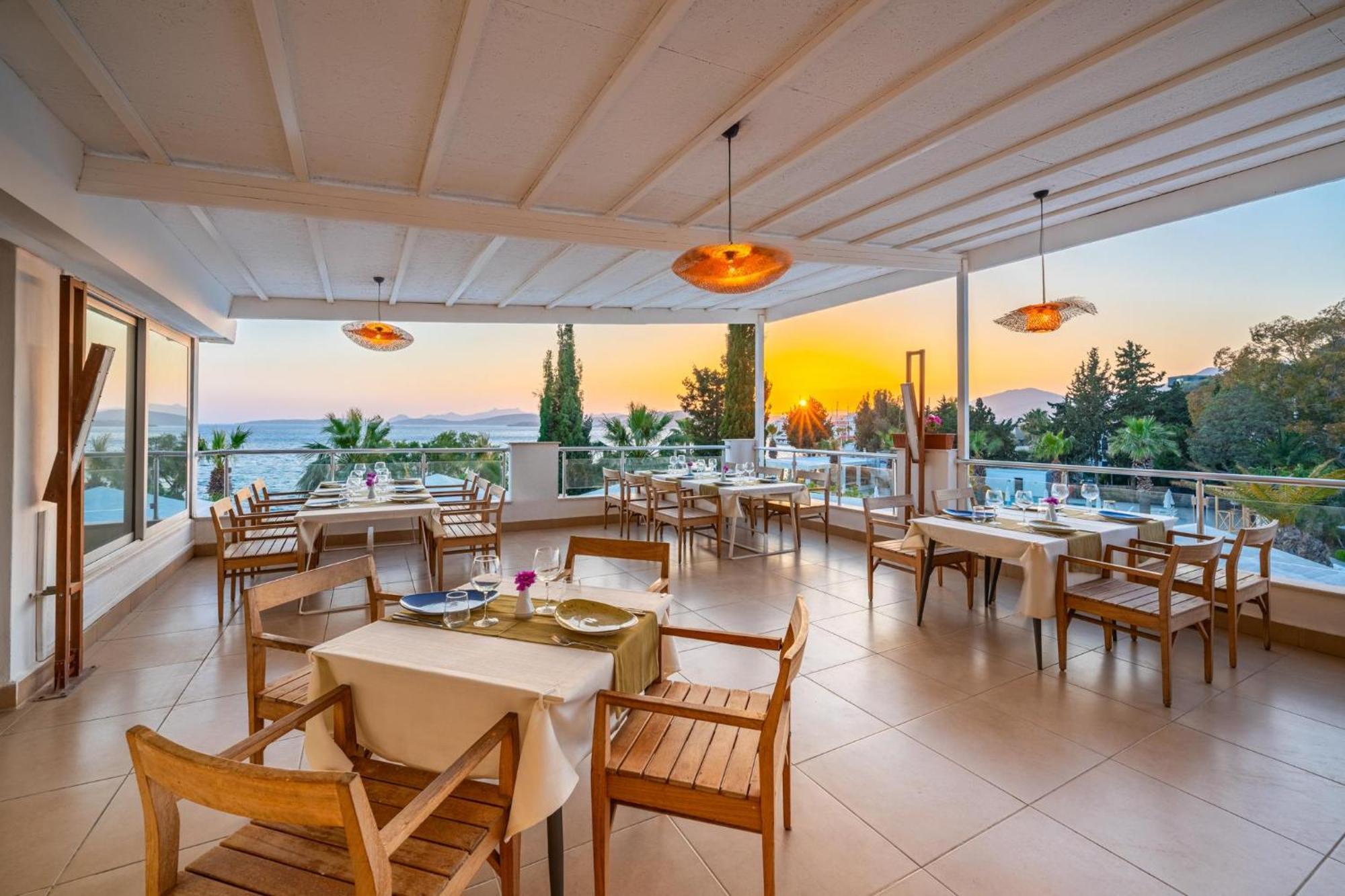 Labranda TMT Bodrum Exterior foto The restaurant at the hotel
