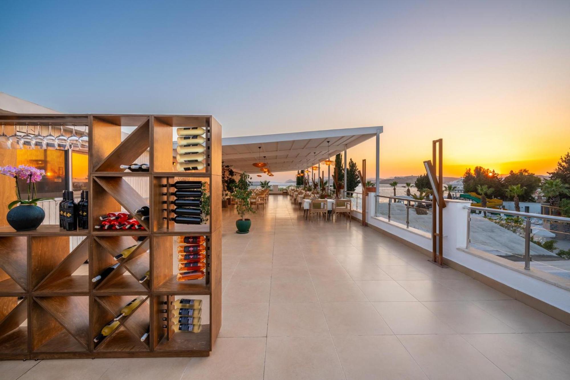 Labranda TMT Bodrum Exterior foto The rooftop bar at the hotel