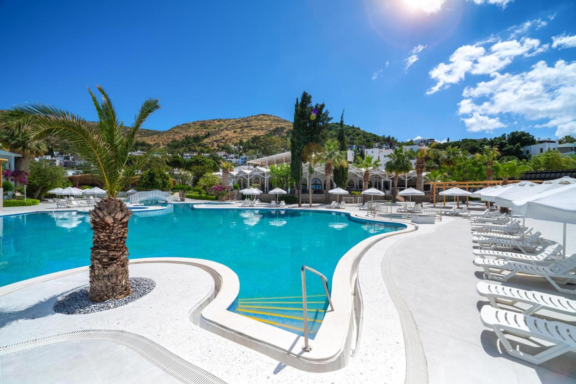 Labranda TMT Bodrum Exterior foto The resort's main pool