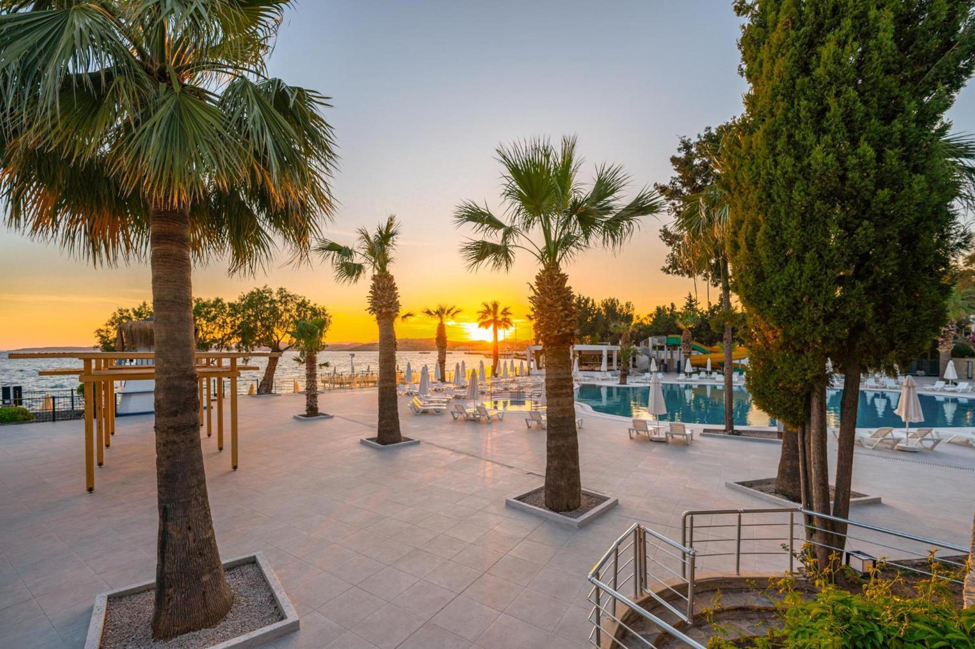Labranda TMT Bodrum Exterior foto Sunset at the beach of the hotel