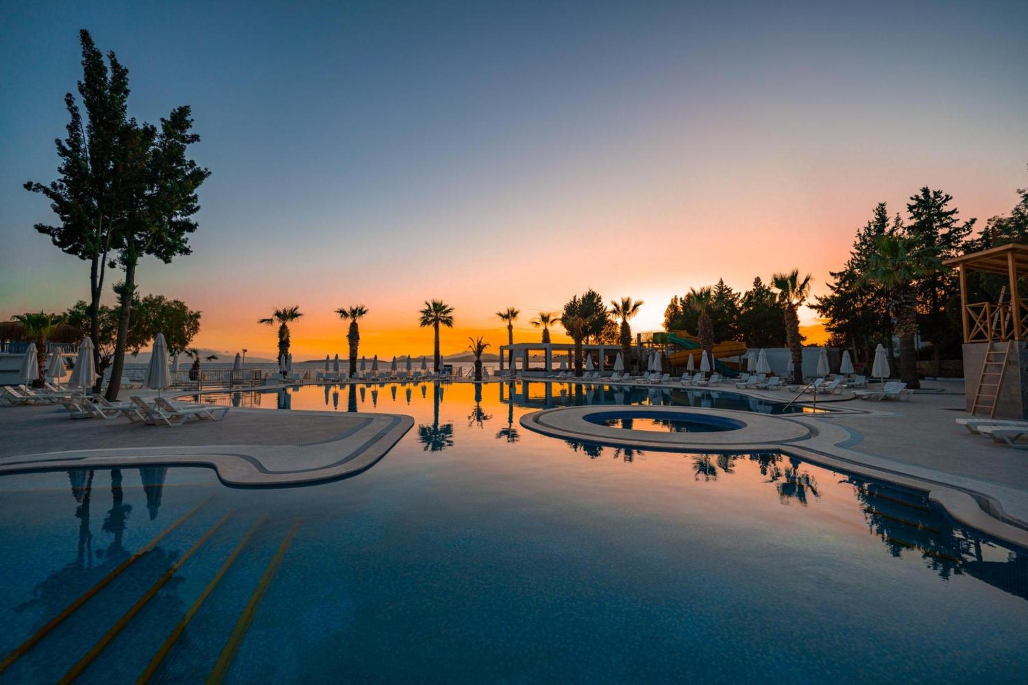 Labranda TMT Bodrum Exterior foto Sunset at the pool