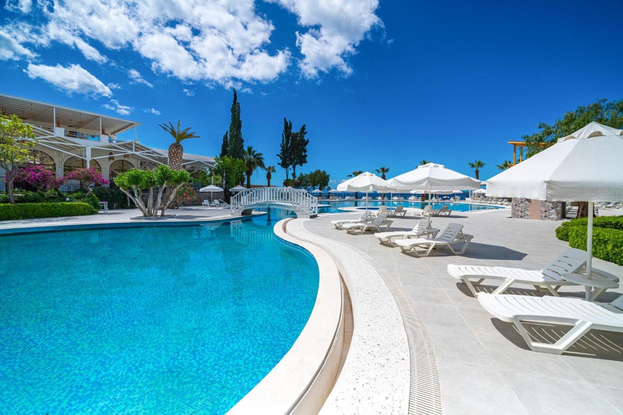 Labranda TMT Bodrum Exterior foto Pool at the hotel