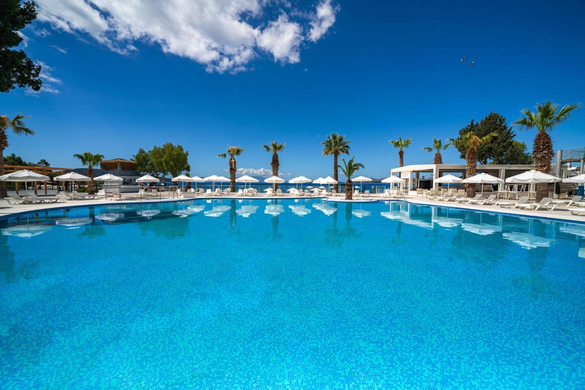 Labranda TMT Bodrum Exterior foto The swimming pool at the hotel