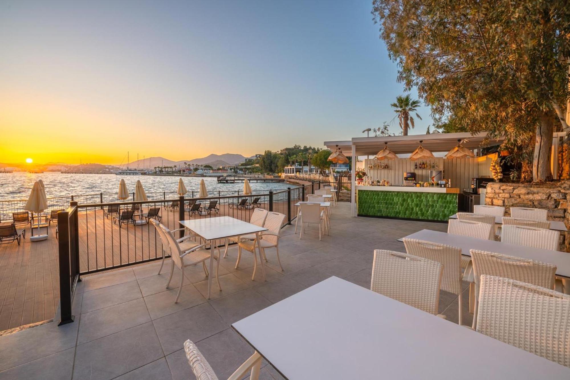 Labranda TMT Bodrum Exterior foto The patio at the Hotel Valley Ho