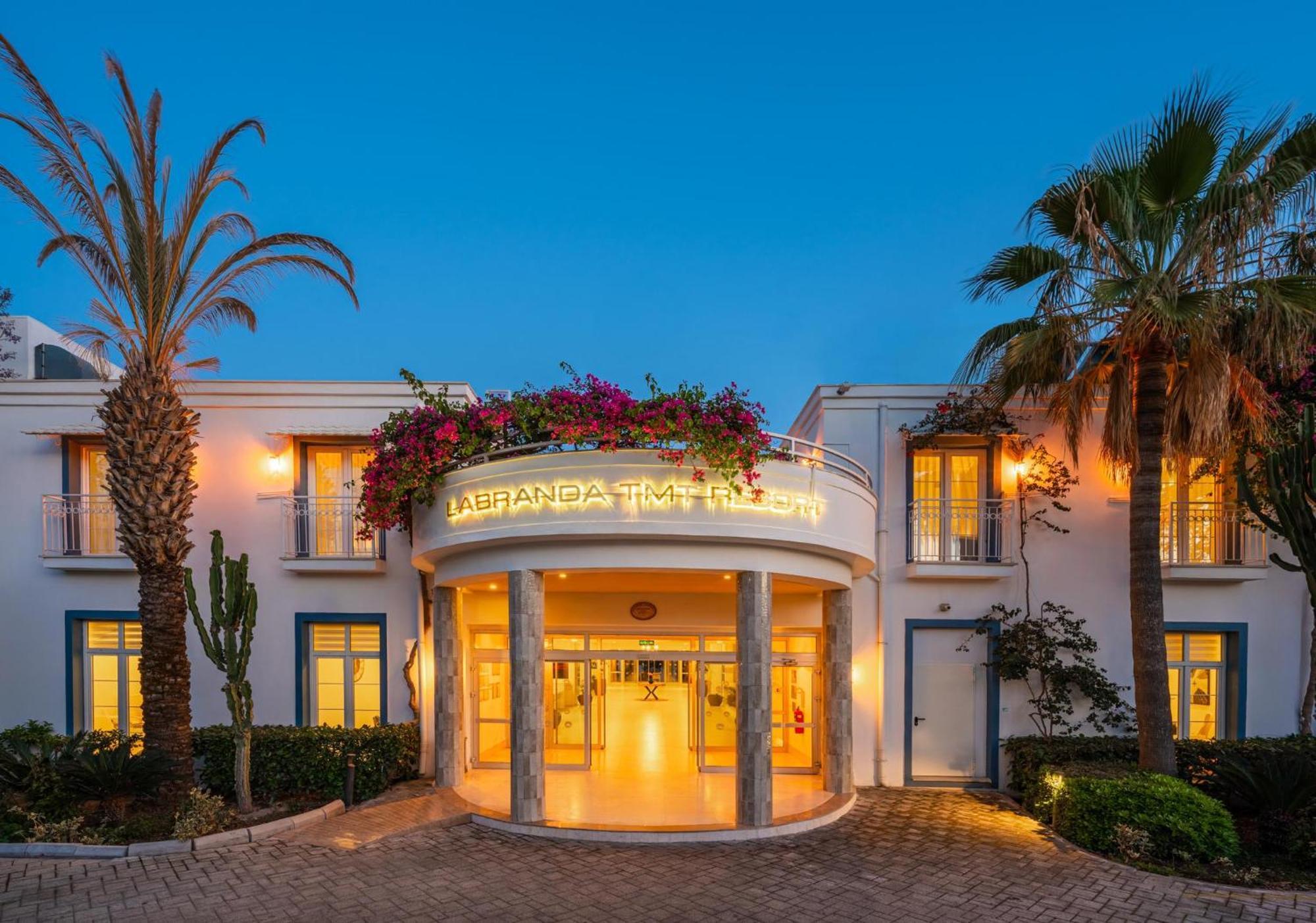Labranda TMT Bodrum Exterior foto Entrance of the hotel